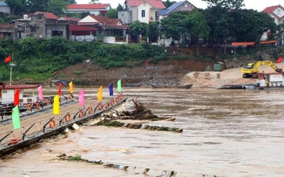 Phú Thọ: Tạm thời vận hành phà quân sự phục vụ người dân qua cầu Phong Châu