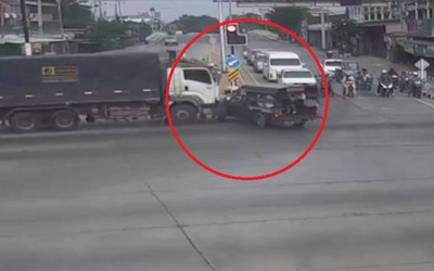 Vượt đèn đỏ, xe đầu kéo đâm trúng xe buýt chở học sinh