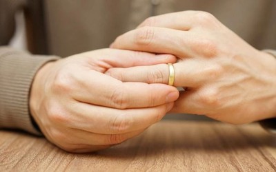 Phát hiện vợ ngoại tình với hàng xóm, chồng làm một việc khiến ai nấy sốc nặng