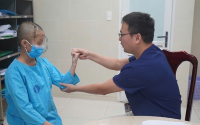 Hai lần phẫu thuật, bác sĩ giành lại sự sống cho bệnh nhi 13 tuổi bị vỡ mạch máu não