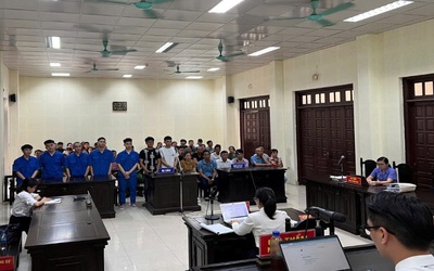 Xét xử nhóm thanh thiếu niên "ngông cuồng" cướp xe máy của người đi đường