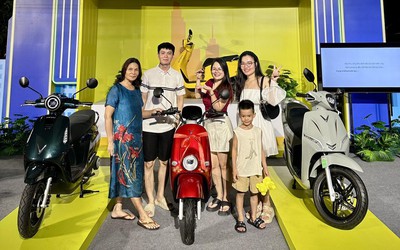 Khách Việt sử dụng đồng thời 2 xe máy VinFast, muốn cùng gia đình lan tỏa sống xanh