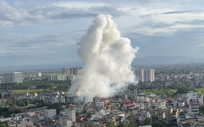 Sau tiếng nổ vang trời, ngôi nhà 4 tầng ở Hà Nội bốc cháy ngùn ngụt 2 người tử vong