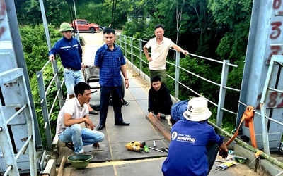 Sửa chữa cầu treo dân sinh 20 năm tuổi ở Nghệ An