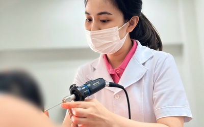 Bé gái 6 tuổi suýt thủng màng nhĩ vì sợi dây buộc tóc