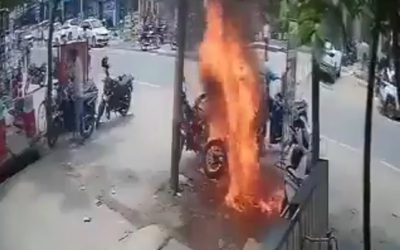 Xe máy bốc cháy khi đang khởi động