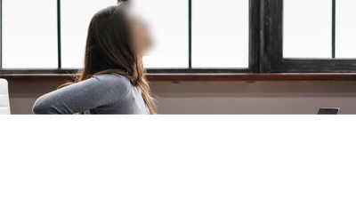 Đau bất thường, nữ nhân viên văn phòng đi khám phát hiện viêm khớp cột sống