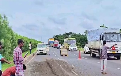 Xe tải mất lái lật trên đường, 3 công nhân tử vong