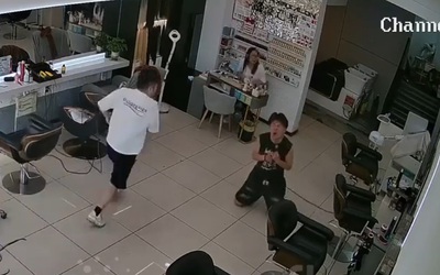 Đang cầm máy sấy tóc, người đàn ông khụy gối rồi la hét