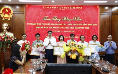 Phóng viên Tạp chí Đời sống và Pháp Luật nhận bằng khen của UBND tỉnh Bình Định