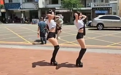 Mẹ thuê vũ công múa cột mừng con trai tốt nghiệp cấp 2