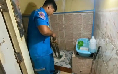 Đang đi vệ sinh, người phụ nữ la hét bỏ chạy khi thấy thứ đáng sợ