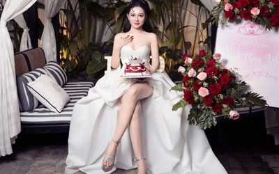 Hoa hậu Huỳnh Thúy Anh đẹp rạng rỡ, quyến rũ đón sinh nhật tuổi mới