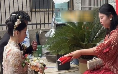 Mẹ vợ 37 tuổi gây sốt vì nhan sắc trẻ trung, "chiếm sóng" tại đám cưới con gái