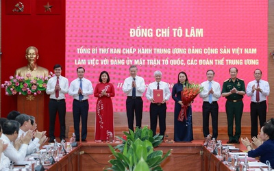 Tổng Bí thư trao quyết định tổ chức bộ máy Cơ quan Ủy ban Trung ương MTTQ Việt Nam