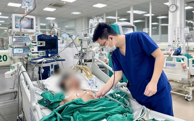 10 năm tự chữa đau khớp, cụ ông 77 tuổi nằm thở máy vì tụ cầu vàng đa kháng