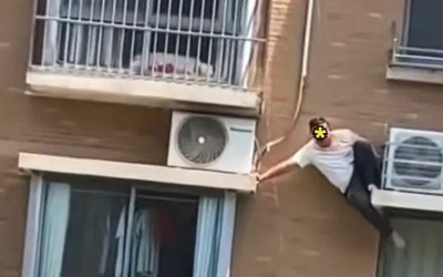 Bị bắt quả tang ngoại tình, người đàn ông đu bám bên ngoài toà nhà kêu cứu