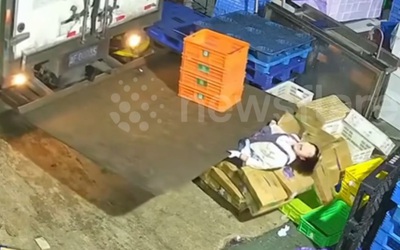 Bị mắc kẹt ở đuôi xe tải, nữ công nhân la hét cầu cứu
