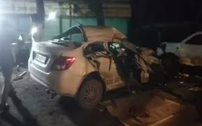 Ô tô đâm vào xe bán tải đỗ gần quán ăn, 8 người tử vong