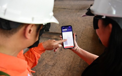 Khách hàng sử dụng điện chia sẻ khó khăn, đồng hành với ngành điện