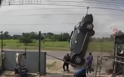 Nhóm công nhân sốc nặng khi thấy ô tô dựng đứng lao qua trước mặt