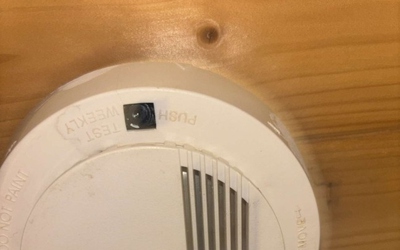 Dọn nhà vệ sinh, cô gái sốc nặng khi phát hiện camera quay lén