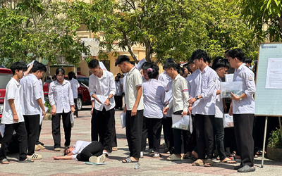 Một thí sinh ngất xỉu sau giờ thi Ngữ Văn