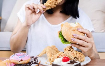 Cô gái 21 tuổi suýt vỡ dạ dày vì ăn cùng lúc 4kg thực phẩm