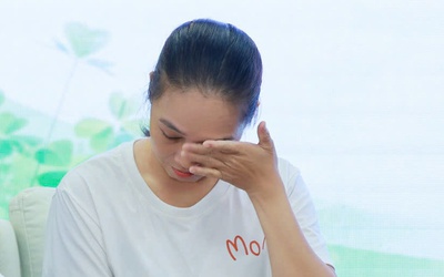 Người mẹ nghẹn ngào ngay trên sân khấu, lý do phía sau khiến ai cũng rơi lệ