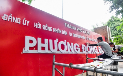 Đồng loạt thay biển trụ sở 126 xã, phường mới ở Hà Nội