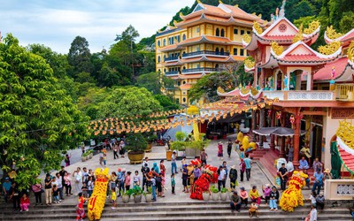 Tháng 6, núi Bà Đen tấp nập du khách đi Lễ vía Bà và tham dự chợ lá