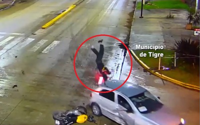 Đâm thẳng vào hông ô tô, nam shipper có màn hạ cánh khó tin