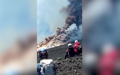 Núi lửa Etna phun trào bất ngờ, du khách hoảng loạn tháo chạy