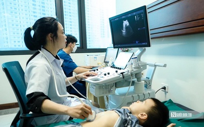 Đề nghị bệnh viện bố trí mái che, quạt chống nóng cho người bệnh