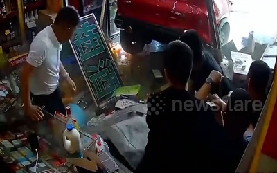 Nữ tài xế lao xe ô tô vào cửa hàng, 5 người đàn ông thoát chết