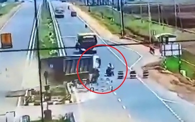 Xe tải mất lái lao qua dải phân cách, đâm trúng người đi xe máy