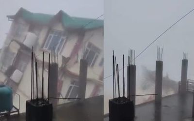 Tòa nhà 5 tầng bất ngờ đổ sập trong trận mưa lớn