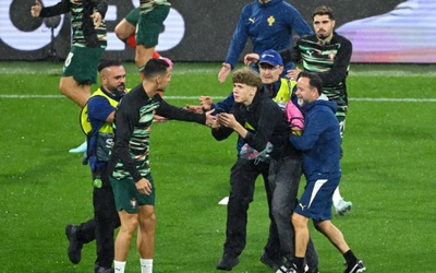 Ronaldo bị cổ động viên tóm bất ngờ, phản ứng của siêu sao khiến dân mạng "dậy sóng"