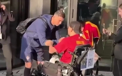 Ronaldo bị xe lăn đâm trúng