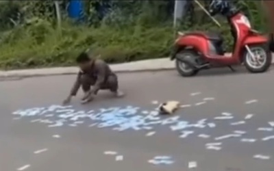Thấy tiền mặt rơi đầy đường, dân lao ra nhặt và cái kết