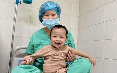 Hành trình hồi sinh ngoạn mục của bé 15 tháng tuổi ghép gan ở Huế
