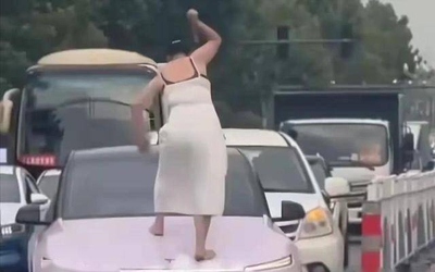 Người phụ nữ cầm gậy đập phá ô tô gây náo loạn trên phố