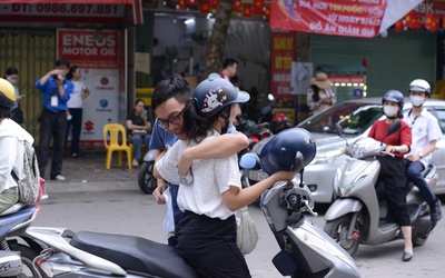 Những cái ôm vội động viên sĩ tử bước vào bài thi Toán