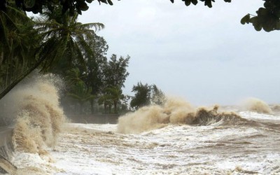 Áp thấp gần Biển Đông có khả năng mạnh thành bão, tâm điểm đổ bộ nơi nào?