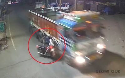 Chạy tốc độ cao, xe máy kẹp 3 lao thẳng vào hông xe tải