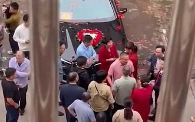 Đãng trí đón dâu nhầm nhà, chú rể phải bồi thường "thiệt hại"