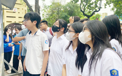 Bản tin 2/7: Dưới 1 điểm/môn đã đỗ vào lớp 10 công lập