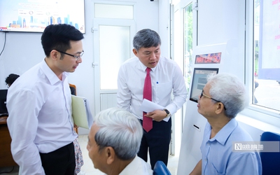 Hà Nội: Chủ tịch phường hướng dẫn người dân trong ngày đầu thực hiện chính quyền 2 cấp