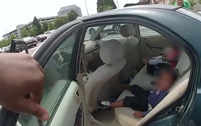 Nghe thấy tiếng khóc, người dân phát hiện hai cháu bé bị bỏ quên trong ô tô giữa trời nắng nóng