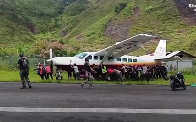 Máy bay nổ lốp, hàng chục nhân viên đẩy trở lại đường băng